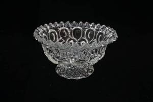 lot 257 image: Vintage L.E. Smith Moon and Stars Clear Glass Crimped Ruffled Candy Dish