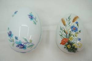 lot 265 image: Limoges France Egg-Shaped Porcelain Trinket Boxes (2ct)