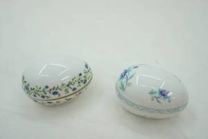 lot 266 image: Limoges France Egg-Shaped Porcelain Trinket Boxes (2ct)