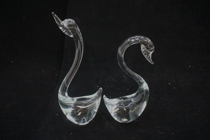 lot 285 image: Vintage Clear Glass Swan Figurines