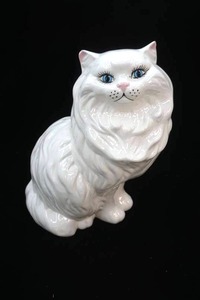 lot 288 image: Vintage Persian White Ceramic Cat