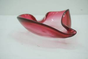 lot 304 image: Vintage Pilgrim Cranberry Glass Valentine Heart-Shaped Candy Dish