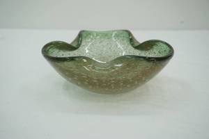 lot 306 image: Vintage Murano Art Glass Bowl Featuring a Bullicante and Aventurine Technique