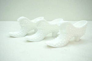 lot 307 image: Vintage Fenton Milk Glass Hobnail Shoes (3ct)