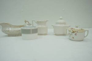 lot 335 image: VintageAntique China Pieces