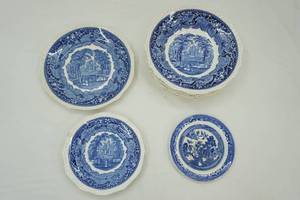 lot 342 image: VintageAntique Masons Vista England Ironstone Blue & White