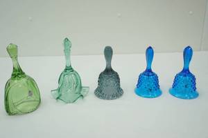 lot 363 image: Vintage Fenton Glass Bells