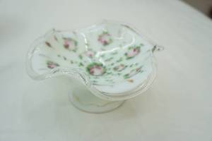 lot 364 image: Vintage Charleston Rose Fenton Pedestal Bowl