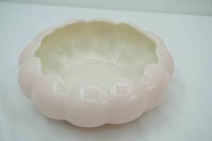 lot 368 image: Vintage Red Wing Pink Rose Bowl 9 Diameter