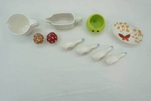 lot 385 image: Vintage Ceramic Pieces Mushroom Salt & Pepper Shakers