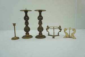 lot 390 image: Vintage Brass Pillar Candle Holders and Other Brass Items