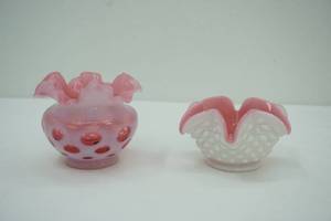 lot 403 image: Vintage Fenton Glass Pieces