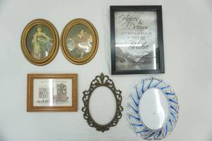 lot 409 image: Vintage Round Picture Frames and Art Prints and other Wall Art