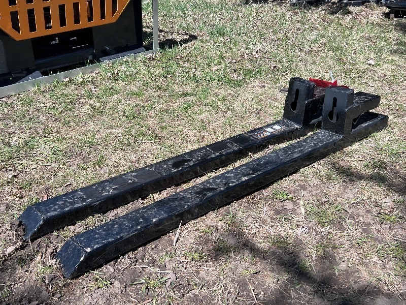 lot 8572 image: Wolverine Non-Adjustable Clip-On Pallet Forks (TF2-66-4000G)