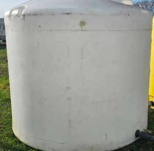 lot 40 image: 2000 Gallon Poly Tank