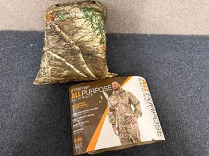 lot 51 image: Frogg Topps All Purpose Rain Suit