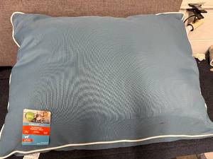 lot 10 image: Vibrant Life Durable Travel Pet Bed