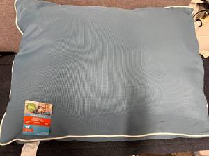 lot 11 image: Vibrant Life Durable Travel Pet Bed