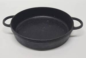 lot 45 image: Unusual Vintage 10.5 2-Handled Cast Iron Pan