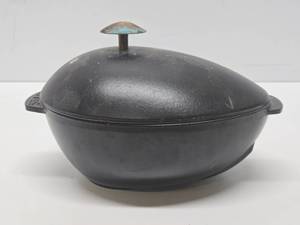 lot 47 image: Unused STAUB Cast Iron Mussel Pot