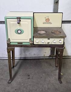 lot 7 image: Wonderful Original 1920s-30s era LIONEL Porcelain Enamel Childs Stove 