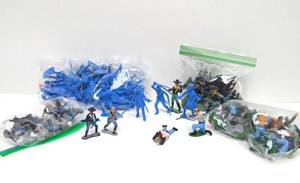lot 34 image: Large Lot of Vintage Plastic Toy Civil War Soldiers