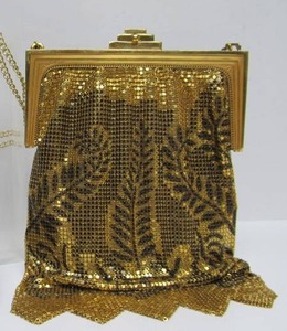 lot 41 image: Gorgeous Larger Vintage Gold-Tone Metal Mesh Purse