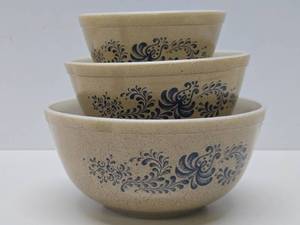 lot 123 image: Set of 3 PYREX Nesting Bowls
