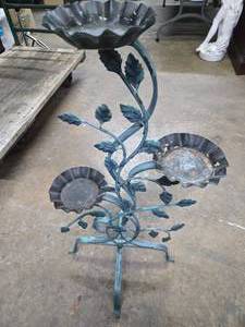 lot 133 image: Neat Vintage Mid Century Metal 3-Tier Plant Stand
