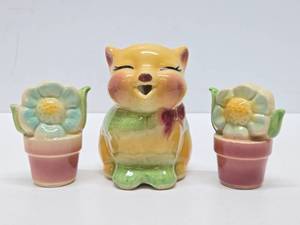 lot 183 image: Nice Vintage SHAWNEE Pottery Creamer & Salt  Pepper Shakers