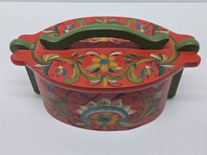 lot 184 image: Nicely Handpainted Rosemaled Scandinavian Wood Tine Box