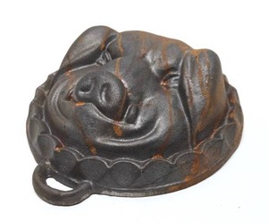 lot 185 image: Cast Iron Pig Face Baking Mold