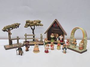 lot 197 image: Very Nice Collection of Italian Carved Wood ANRI Figures & Displays