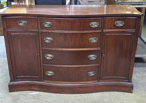 lot 203 image: Quality BASSETT Furniture Sideboard  Buffet