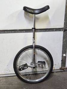 lot 11 image: Fully Functional AVENIR Unicycle - 18 Wheel