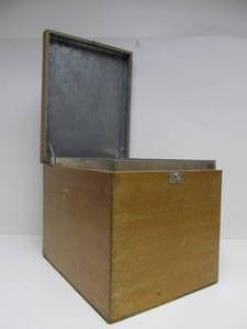 lot 246 image: Vintage 1930s era Dovetailed Tin Lined Wood Crate