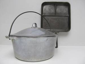 lot 279 image: Very Nice Vintage #7 WAGNER Round Aluminum Roaster w Cast Iron Bacon & Egg Breakfast Skillet