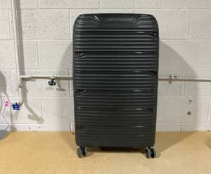 lot 38 image: Delsey Paris Dune 29 Hardside Luggage