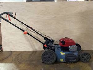 lot 333 image: SENIX 163 cc 22 Inch Self Propelled Gas Lawn Mower