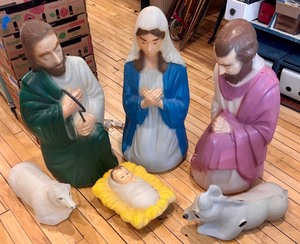 lot 10 image: Vintage Blow Molds & Nativity Figures Horse, Sheep & Virgin Mary