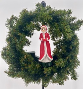 lot 11 image: Mr. Christmas Presence Activated Singing Wreath When It Sees You It Sings