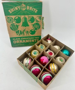 lot 18 image: Vintage Shiny Brite Glass Christmas Tree Ornaments & Box 