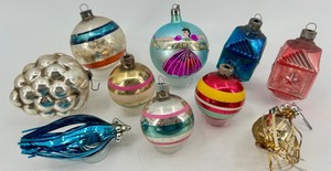 lot 33 image: Vintage Christmas Ornaments & Mixed Shapes
