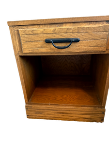 lot 98 image: Oak-Tone Nightstand or End Table with Drawer