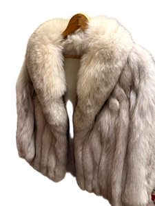 lot 138 image: Luxurious Silver Fox or Blue Fox Fur Jacket