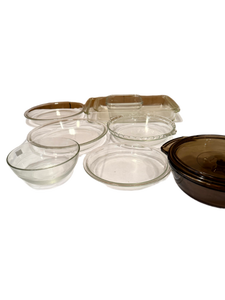 lot 157 image: Large Assortment of Glass Bakeware and Kitchen Utility Dishes