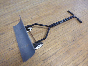 lot 27 image: Push Snow Shovel