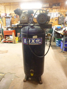 lot 33 image: Lux Air Compressor