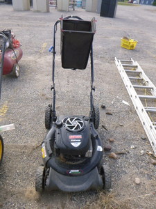 lot 36 image: Craftsman Push Lawn Mower