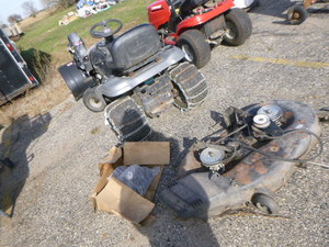 lot 44 image: Craftsman LTS2000 Riding Lawn Mower with Snow Blower